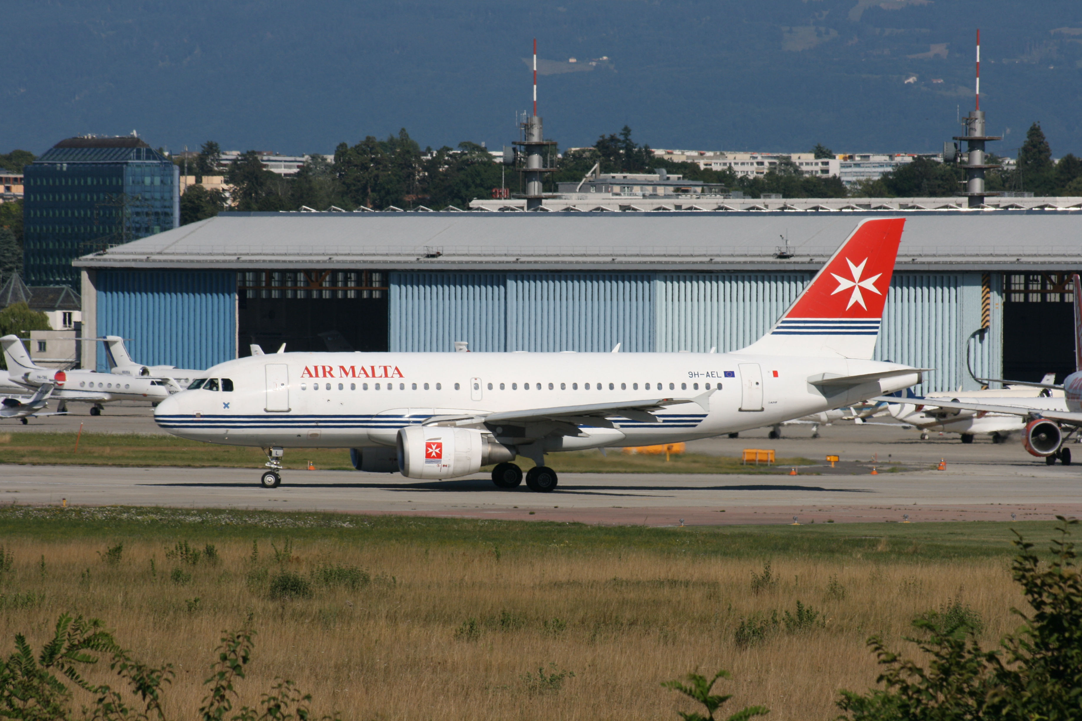 PH-AJU Douglas DC-2 9H-AEL A319-111 Air Malta GVA aout 2010
