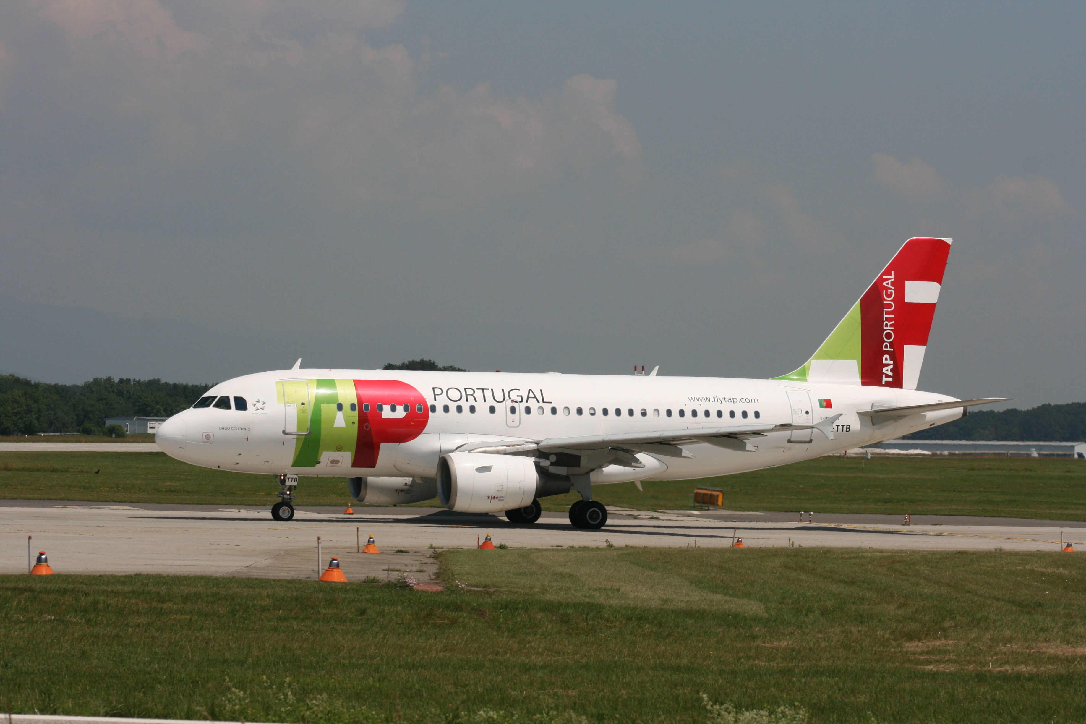 PH-AJU Douglas DC-2 CS-TTB A319-111 TAP Portugal GVA 27.6.2010