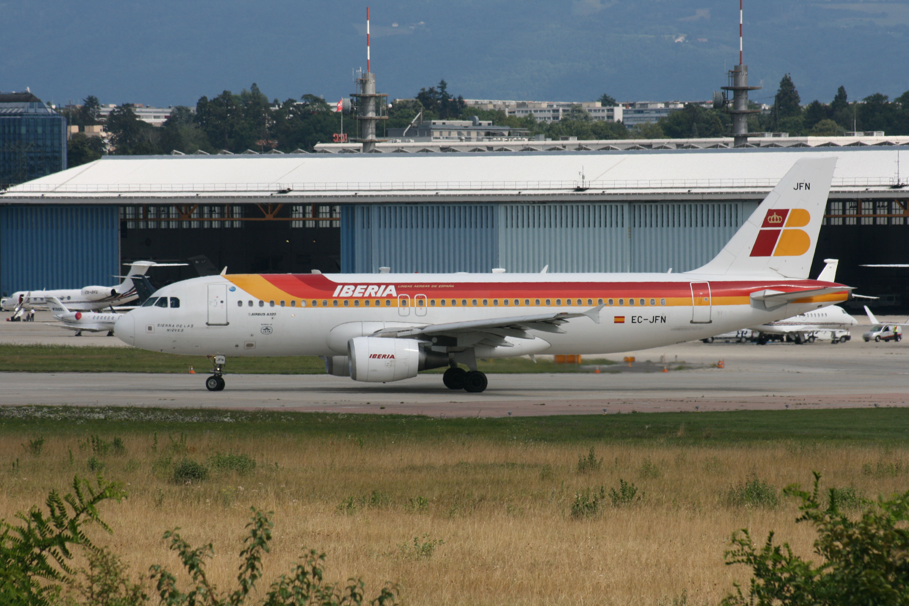 PH-AJU Douglas DC-2 EC-JFN A320-214 Iberia GVA 08.2010