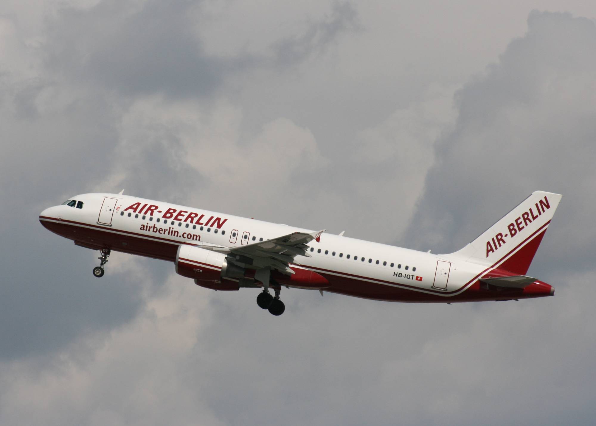HB-IOT A320-214 Air Berlin
