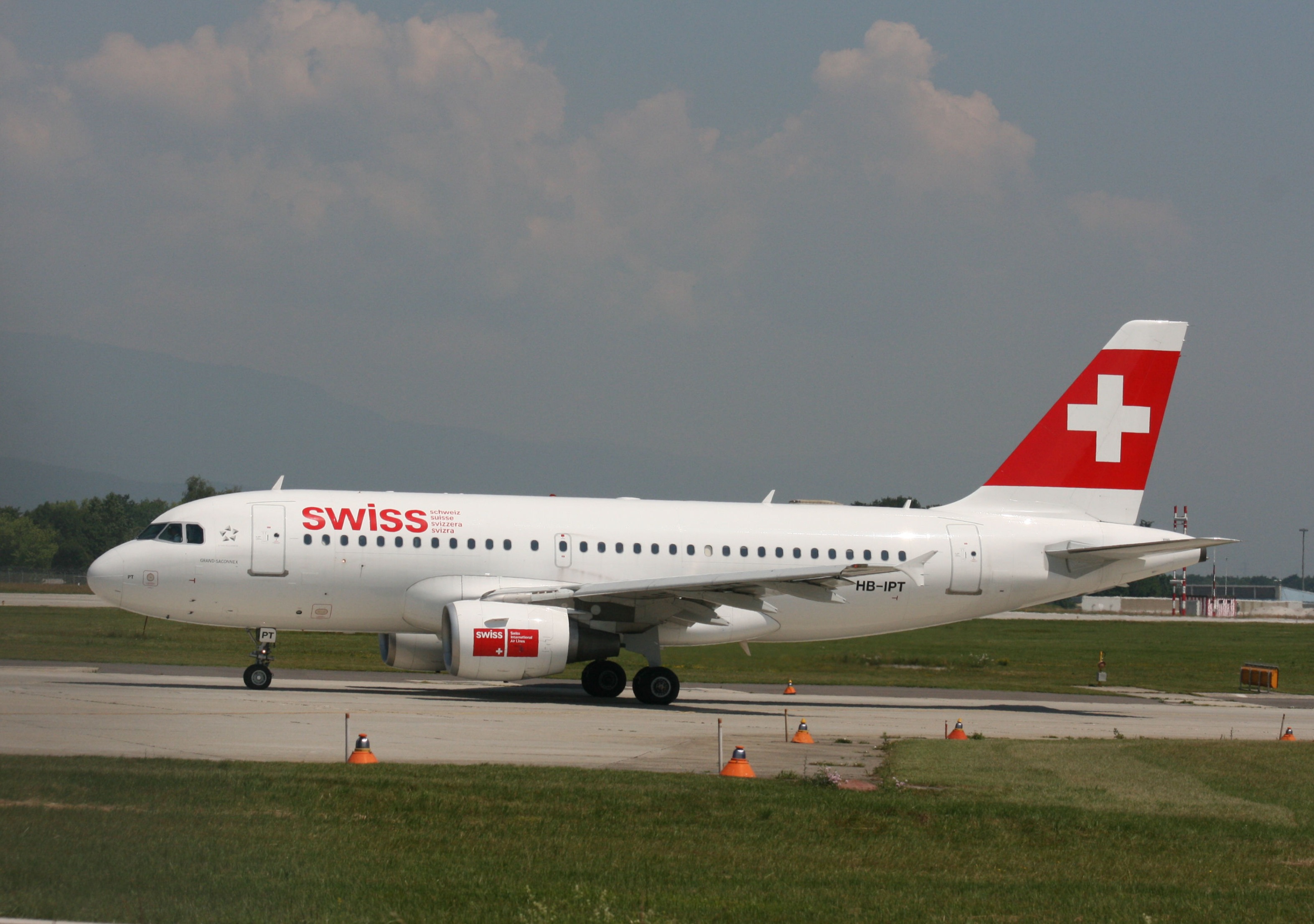 PH-AJU Douglas DC-2 HB-IPT A319-112 Swiss GVA 27.6.2010