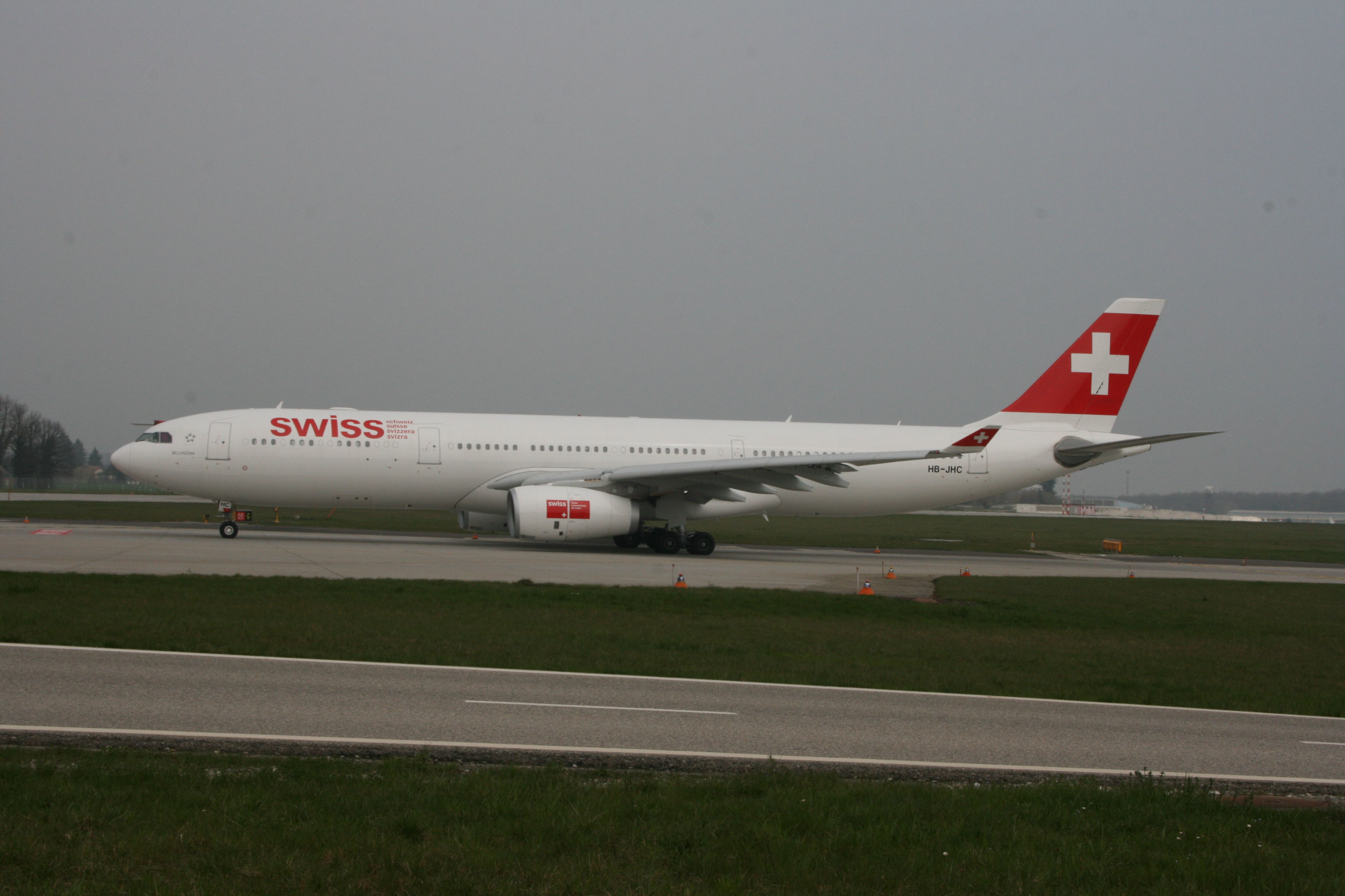 PH-AJU Douglas DC-2 HB-JHC A330-343 Swiss GVA 10.4.2010
