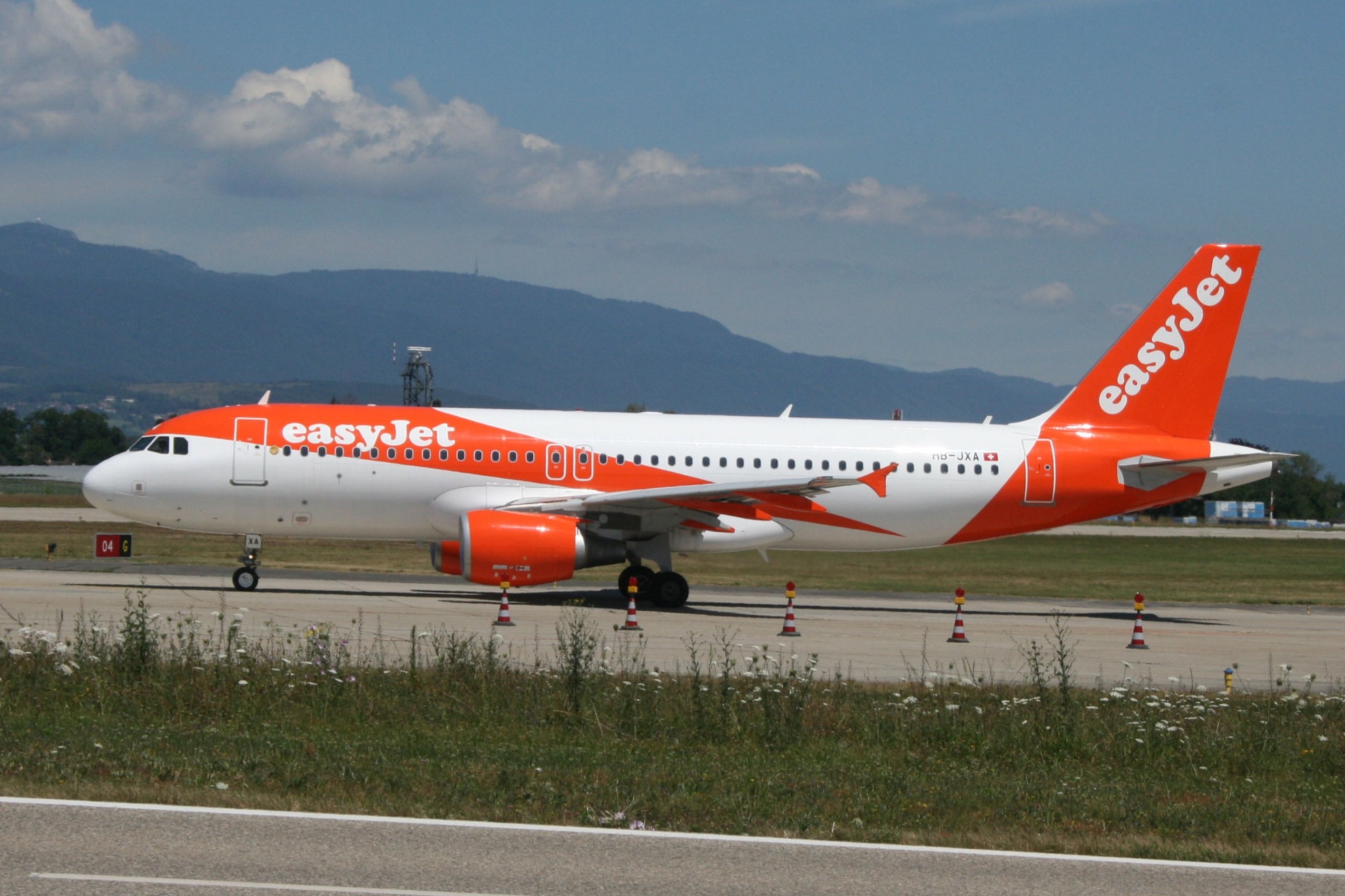 PH-AJU Douglas DC-2 HB-JKA Airbus A320-214 Easyjet GVA 19.4.2020