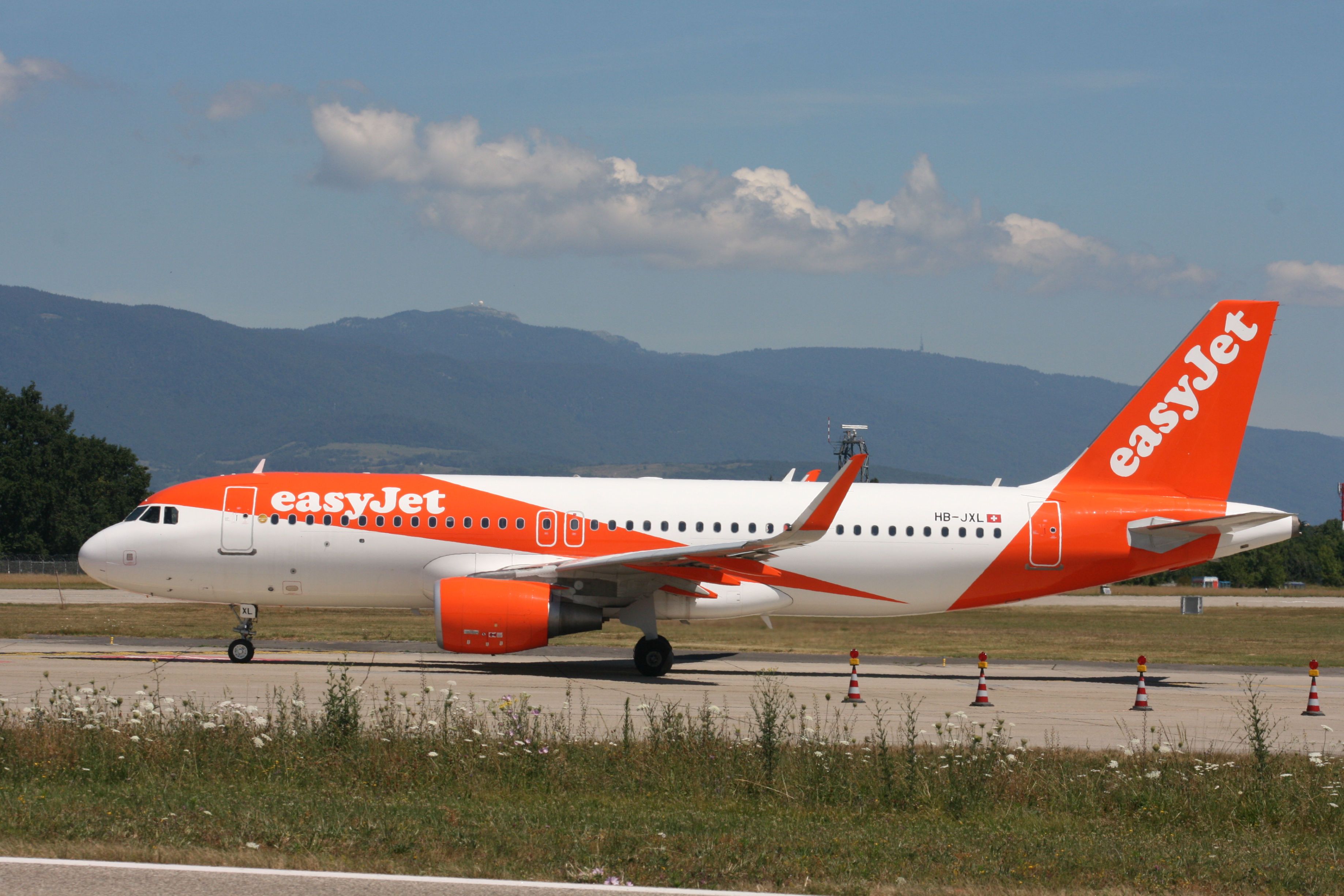 PH-AJU Douglas DC-2 HB-JXL Airbus A320.214 Easyjet GVA 19.4.2020
