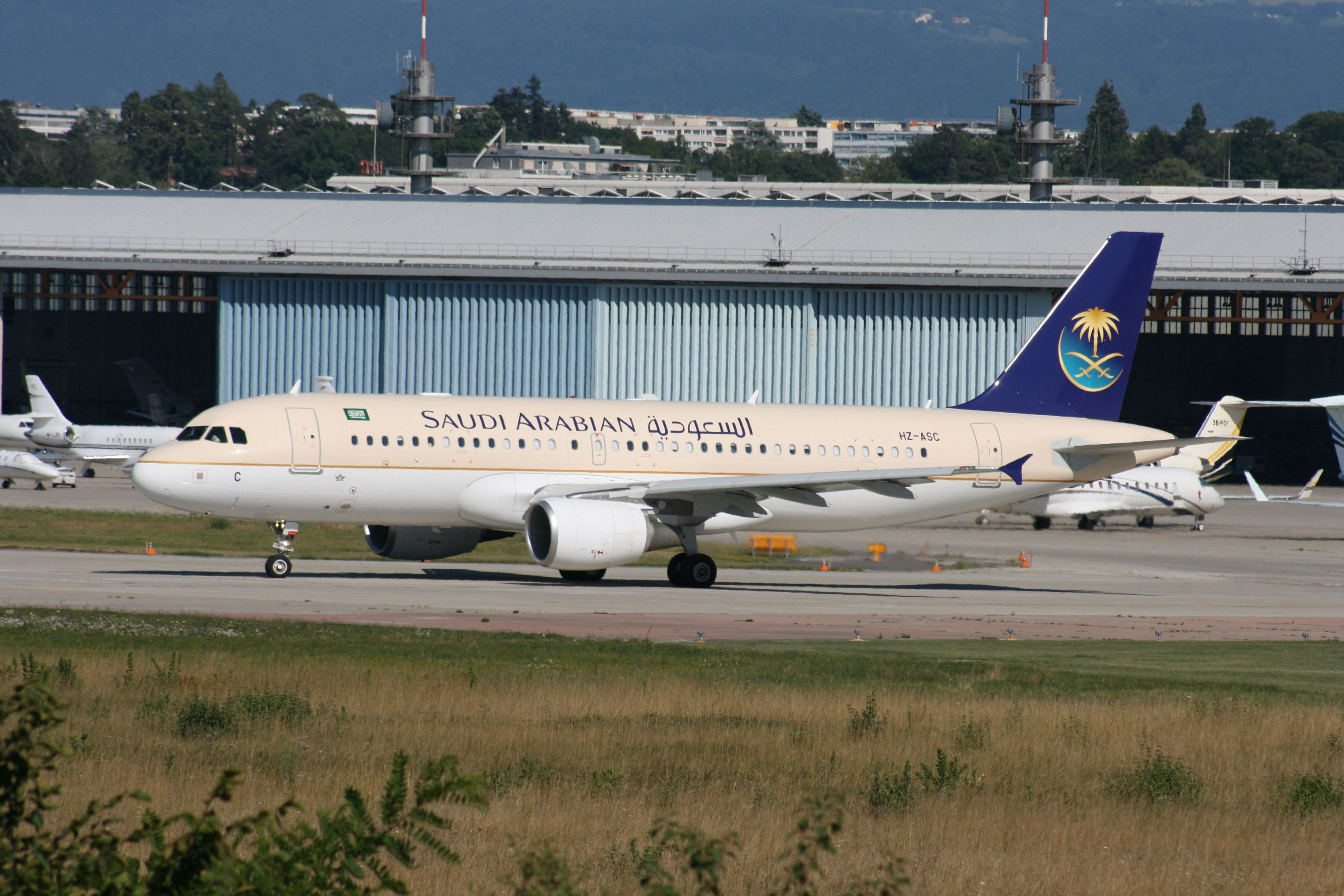 PH-AJU Douglas DC-2 HZ-ASC A320-214 Saudi Arabian GVA Aout 2010