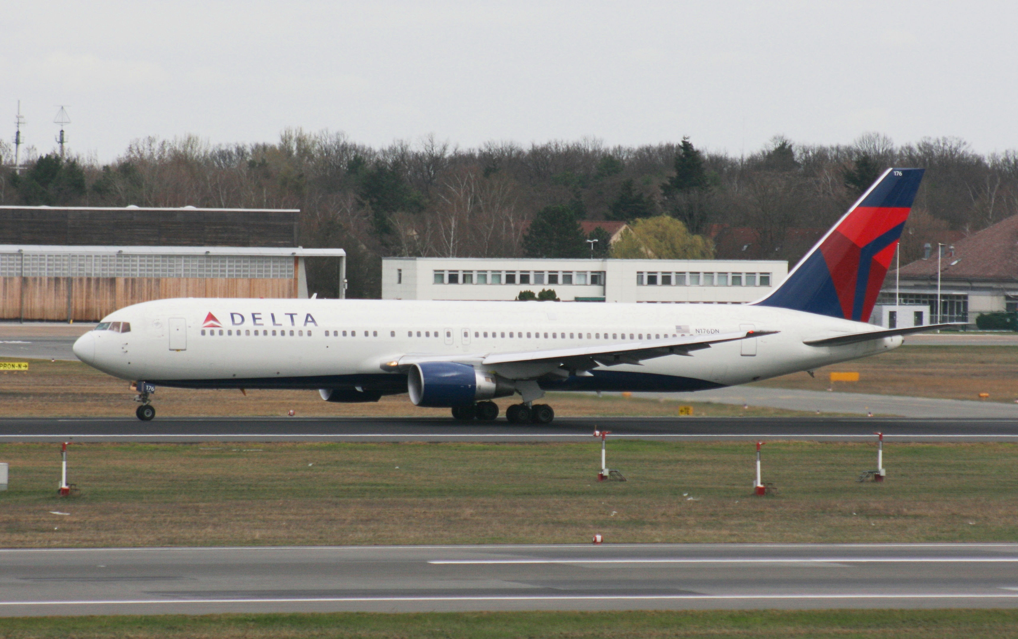 PH-AJU Douglas DC-2 N176DN B767.332ER DELTA Berlin TXL 31.03.2010