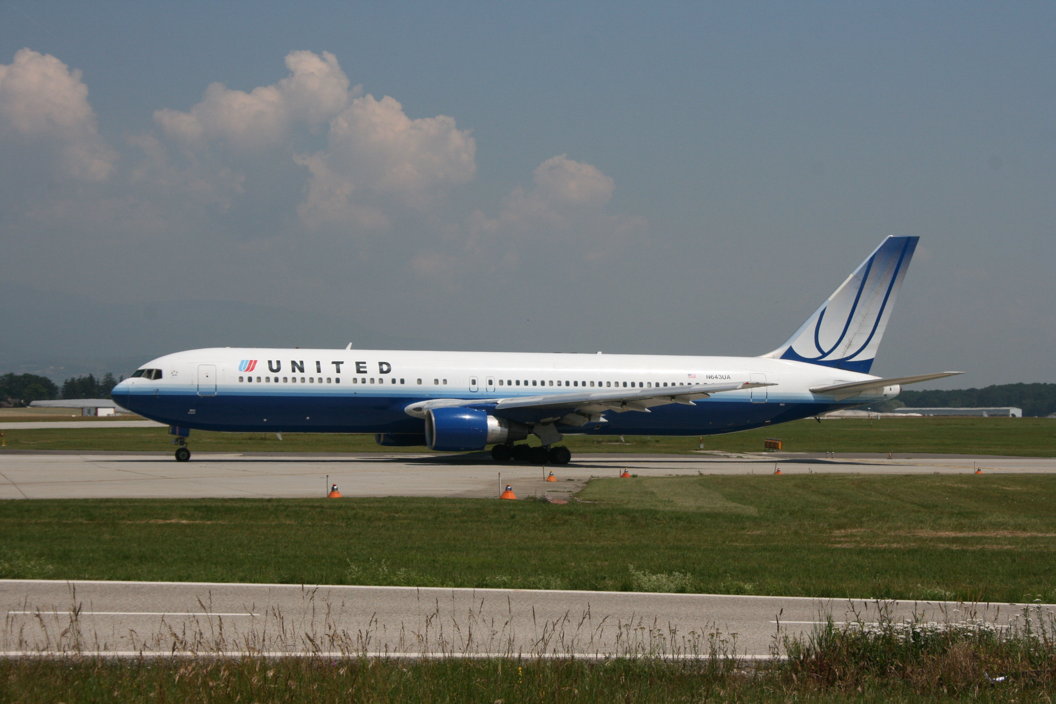 PH-AJU Douglas DC-2 N643UA B.767-322ER United GVA 27.6.2010
