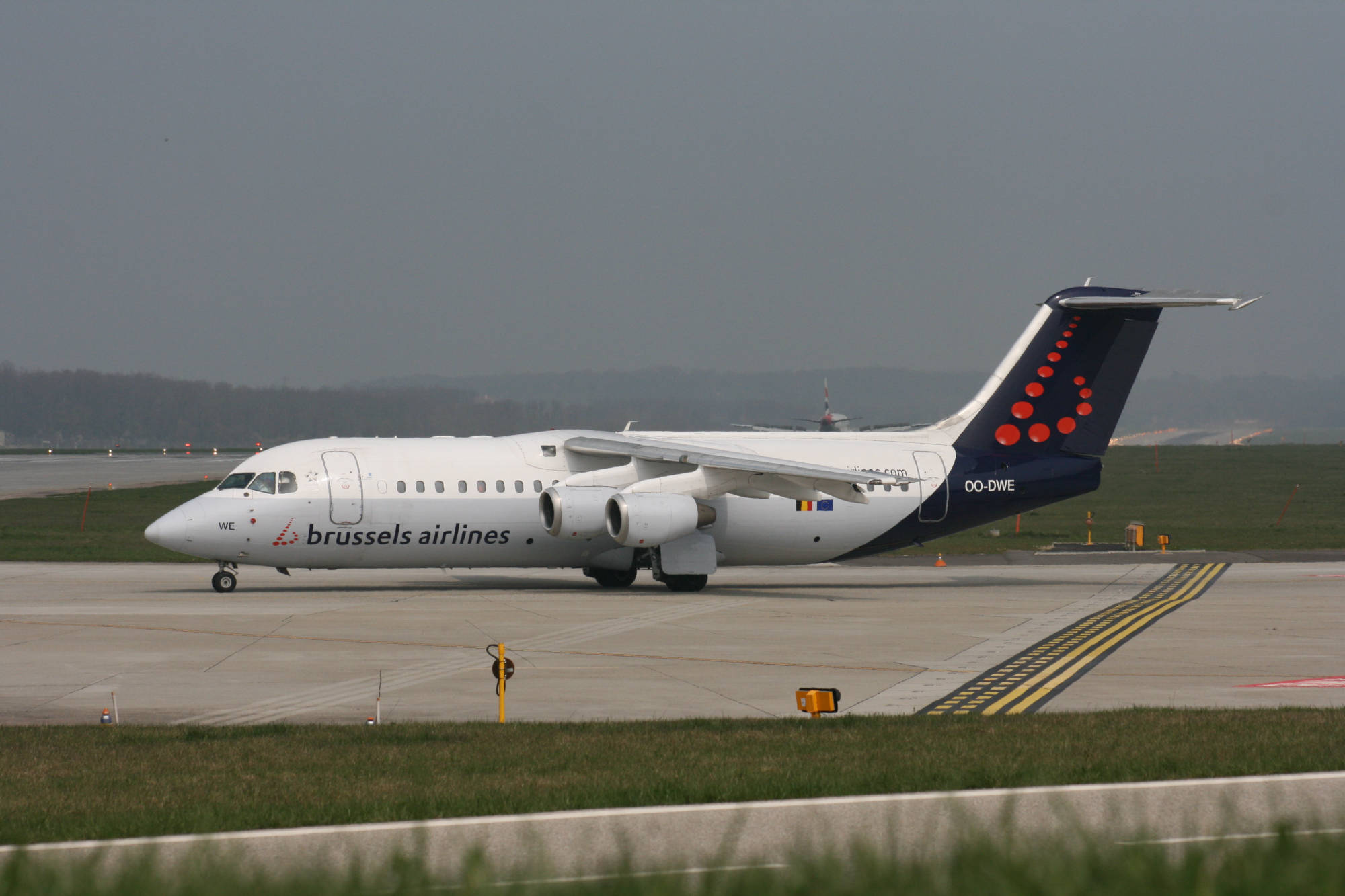 OO-DWE BAe 146 Avro RJ Brussels AL GVA 10.04.2010