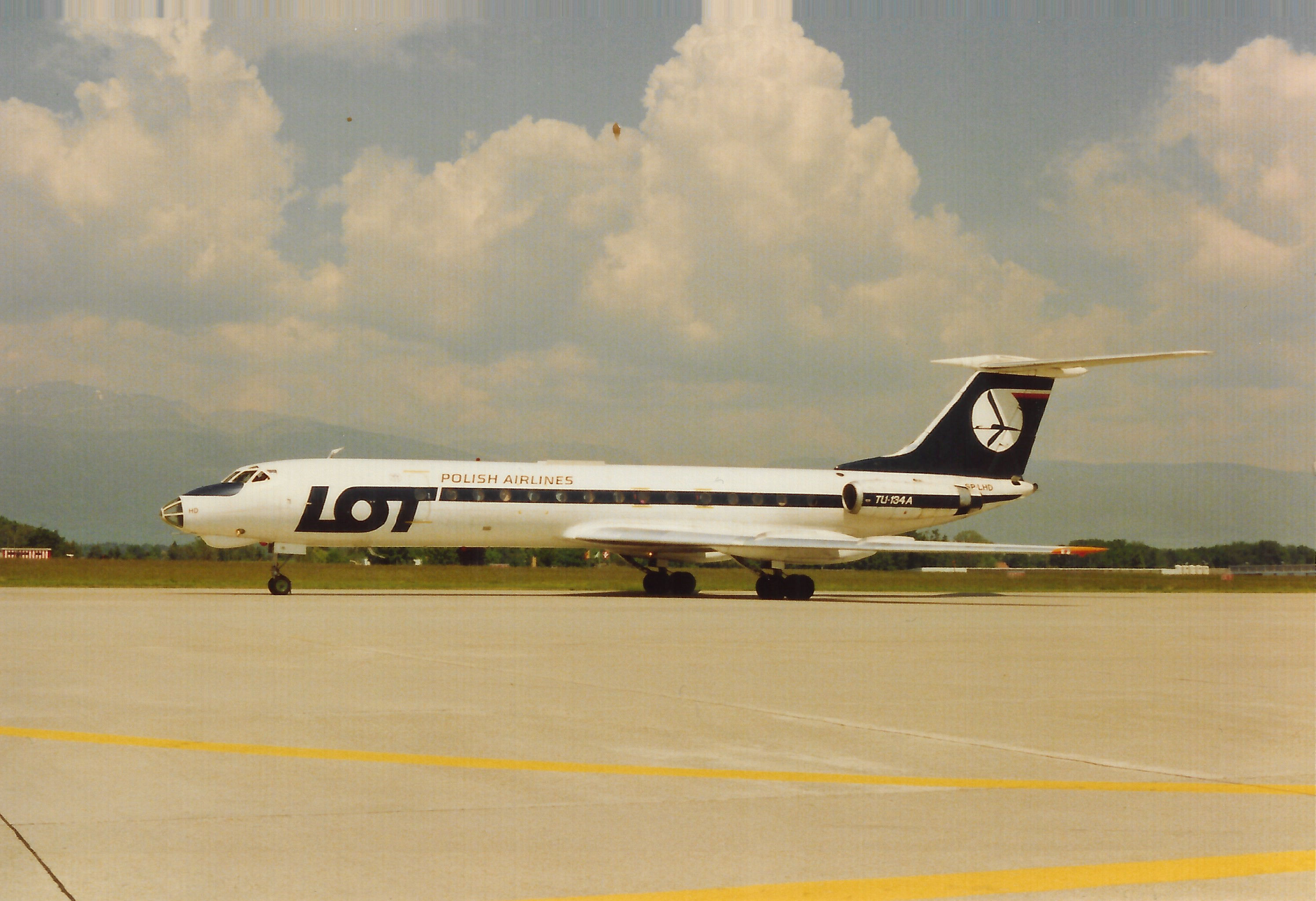 SP-LHD Tupolev TU-134 LOT Gva