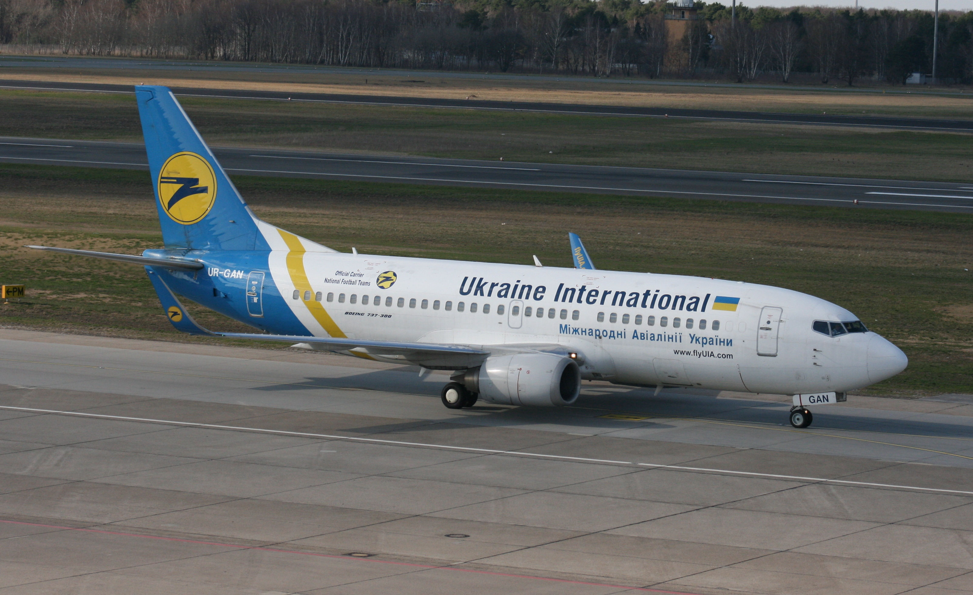PH-AJU Douglas DC-2 UR-GAN B737-36N Ukraine International txl 2.4.2010